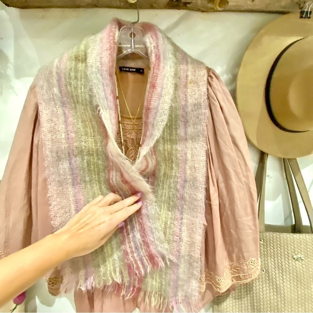Made in BRITAIN Mohair/wool vintage scarf w prairie/country/cottage rainbow vibe - Picture 8 of 12